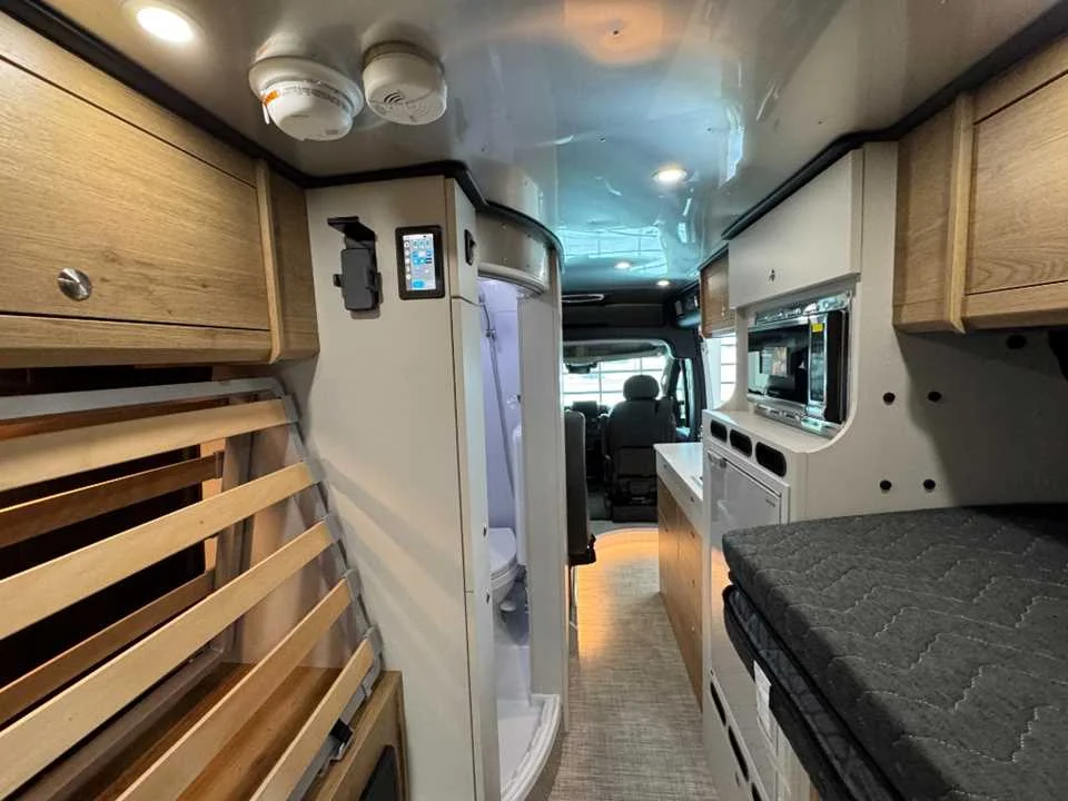 New 2027 BRIGHT SILVER METALLIC AIRSTREAM  image 23