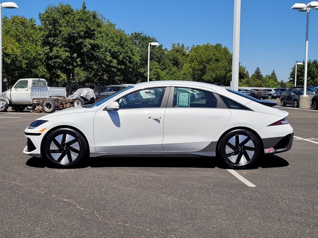 Used 2024 White Hyundai SE image 9