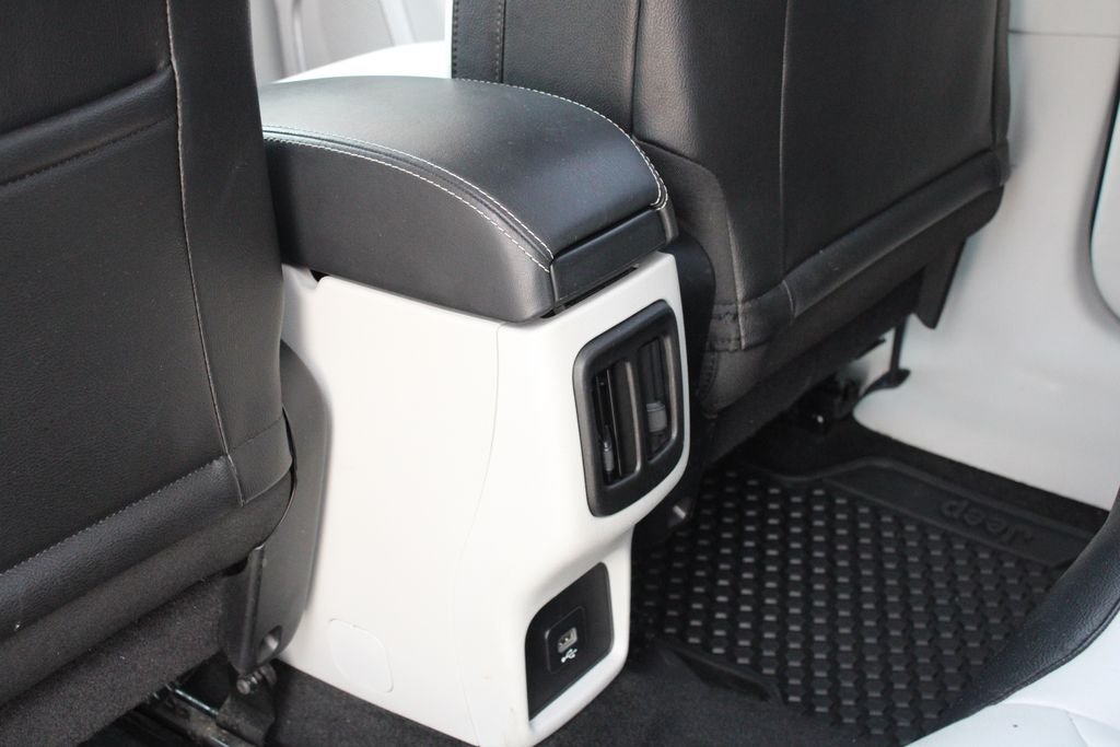 Used 2018 Blue Jeep Latitude image 22