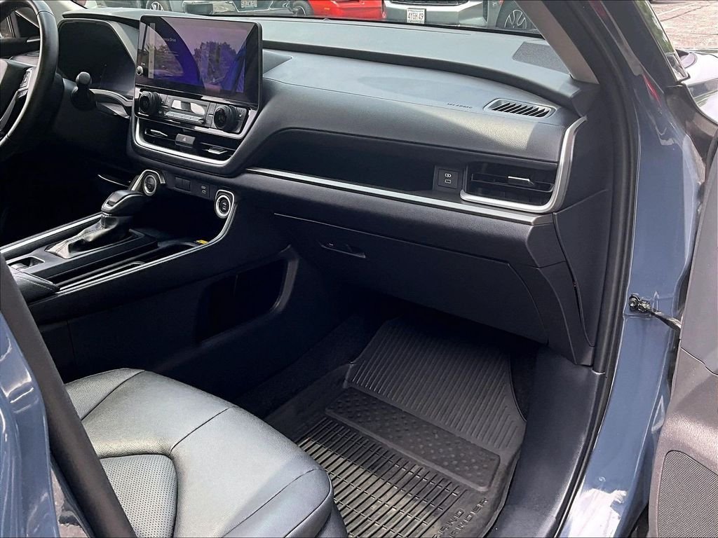 Used 2025 White Toyota XLE image 13