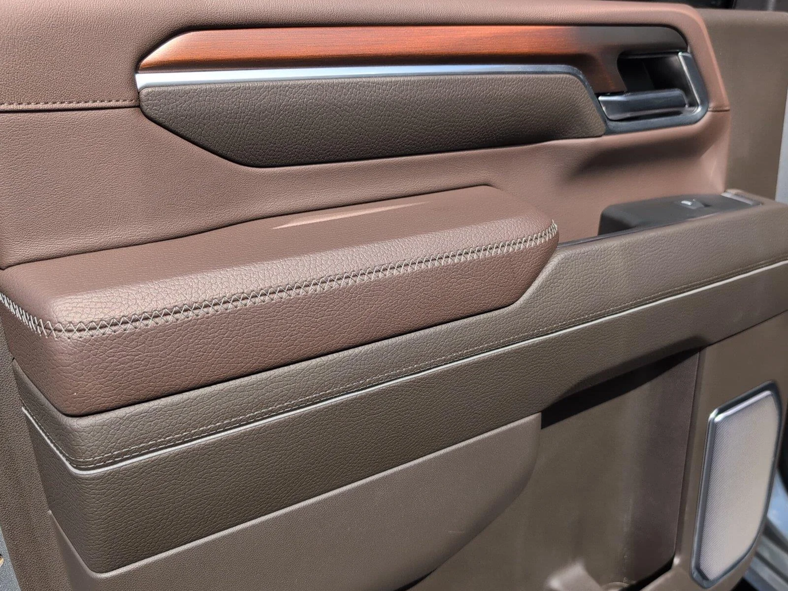 Used 2025 Sterling Metallic GMC Denali image 34