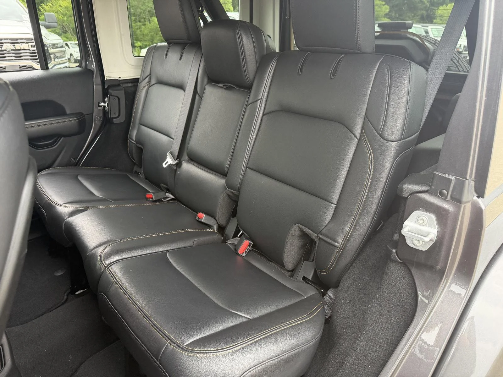 Used 2025 Granite Crystal Metallic Clearcoat Jeep Sahara image 18