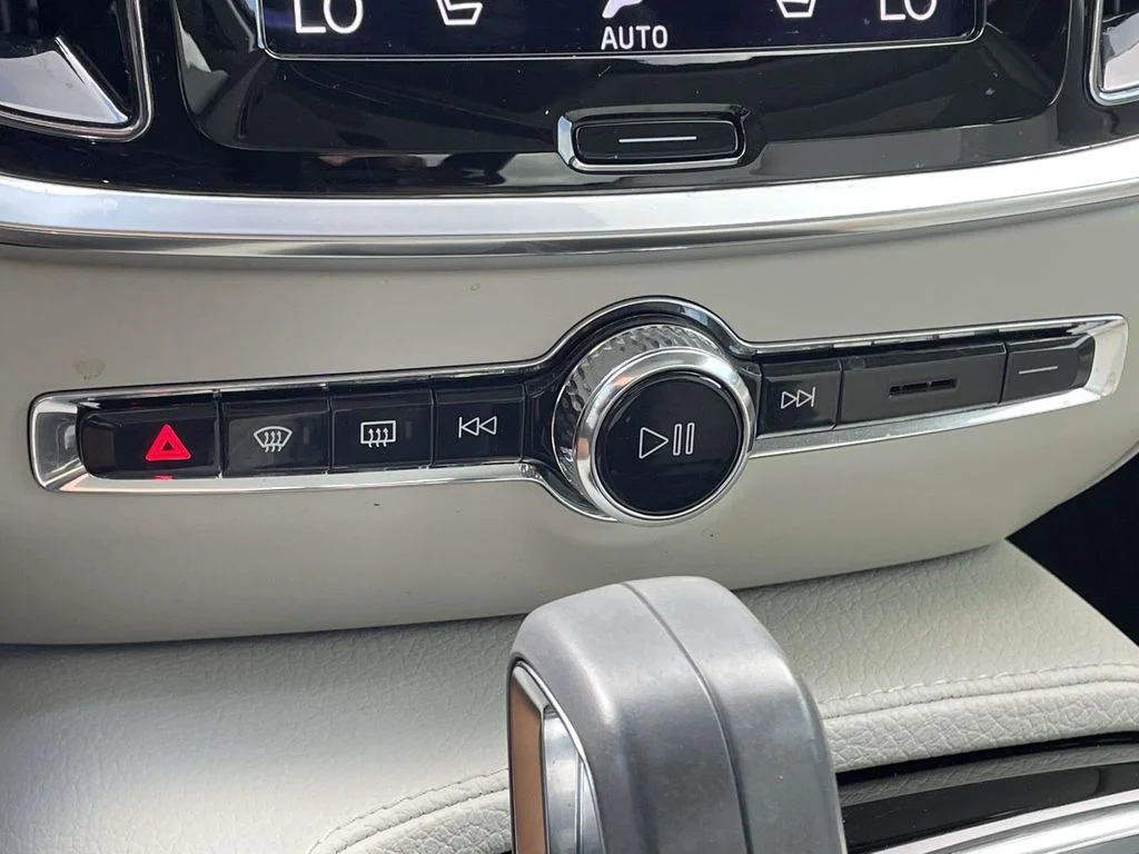 Used 2022 Thunder Grey Metallic Volvo R-Design Expression image 19