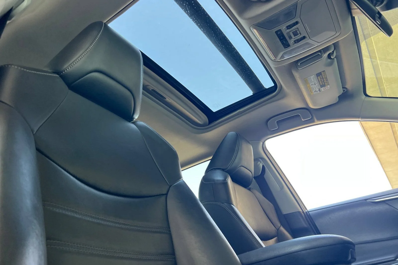 Used 2020 Gray Toyota XLE Premium image 17