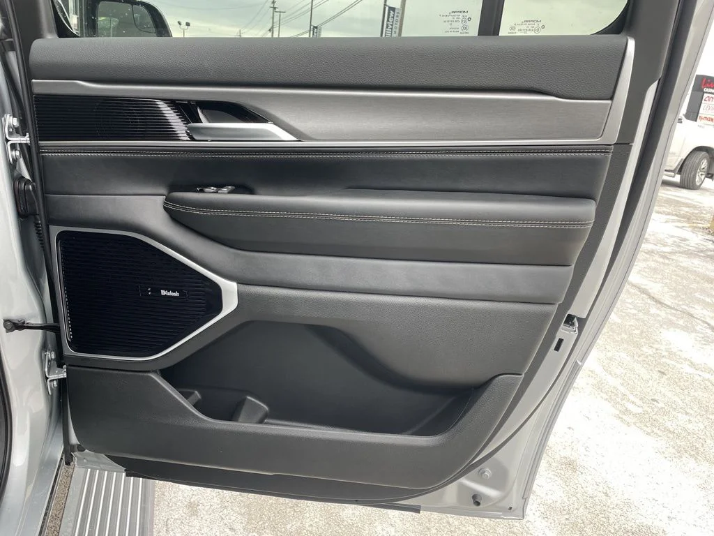 New 2026 Silver-Zynith Exterior Paint Jeep Limited Altitude image 15