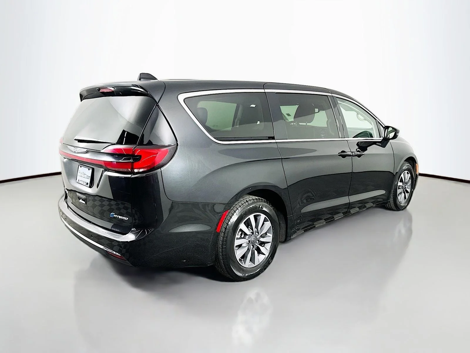 Used 2023 Brilliant Black Crystal Pearlcoat Chrysler Touring L image 8