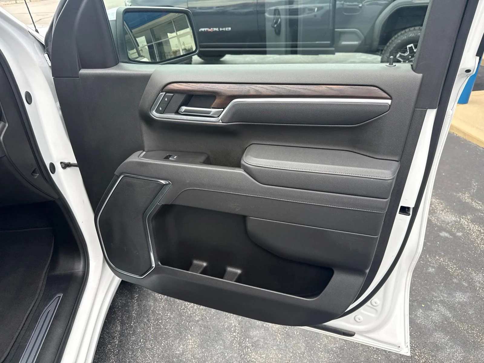 Used 2025 White GMC SLT image 20