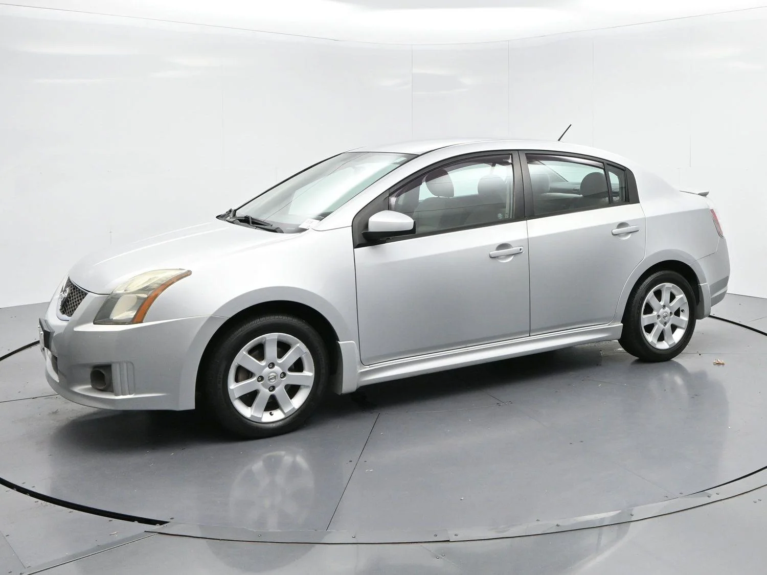 Used 2010 Brilliant Silver Metallic Nissan 2.0 SR image 4