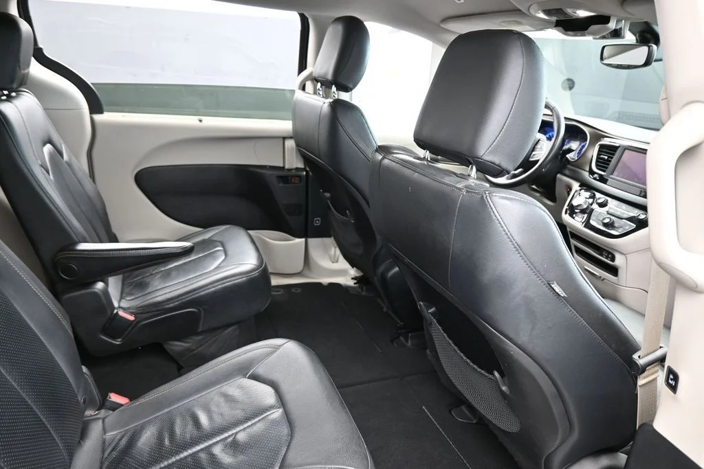 Used 2019 Granite Crystal Metallic Clearcoat Chrysler Touring L image 46