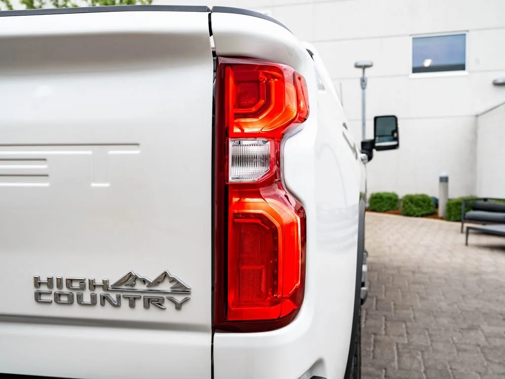 Used 2022 Iridescent Pearl Tricoat Chevrolet High Country image 9