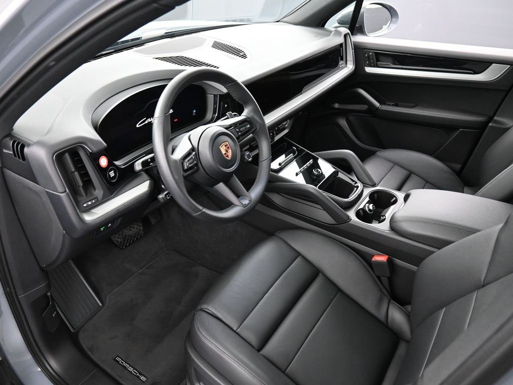 2025 Porsche Cayenne Base photo 3