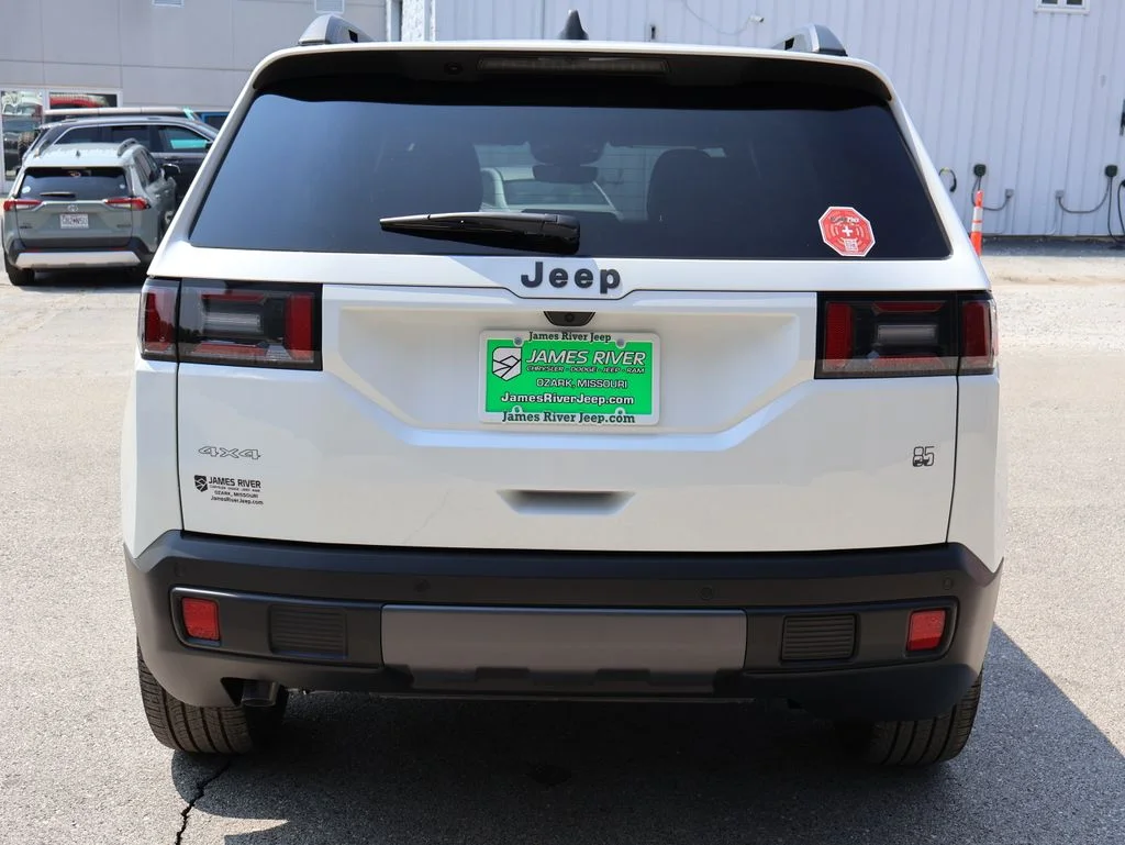 New 2026 Bright White Clear-Coat Exterior Paint Jeep Laredo image 4