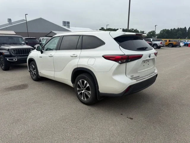 Used 2020 White Toyota XLE image 8