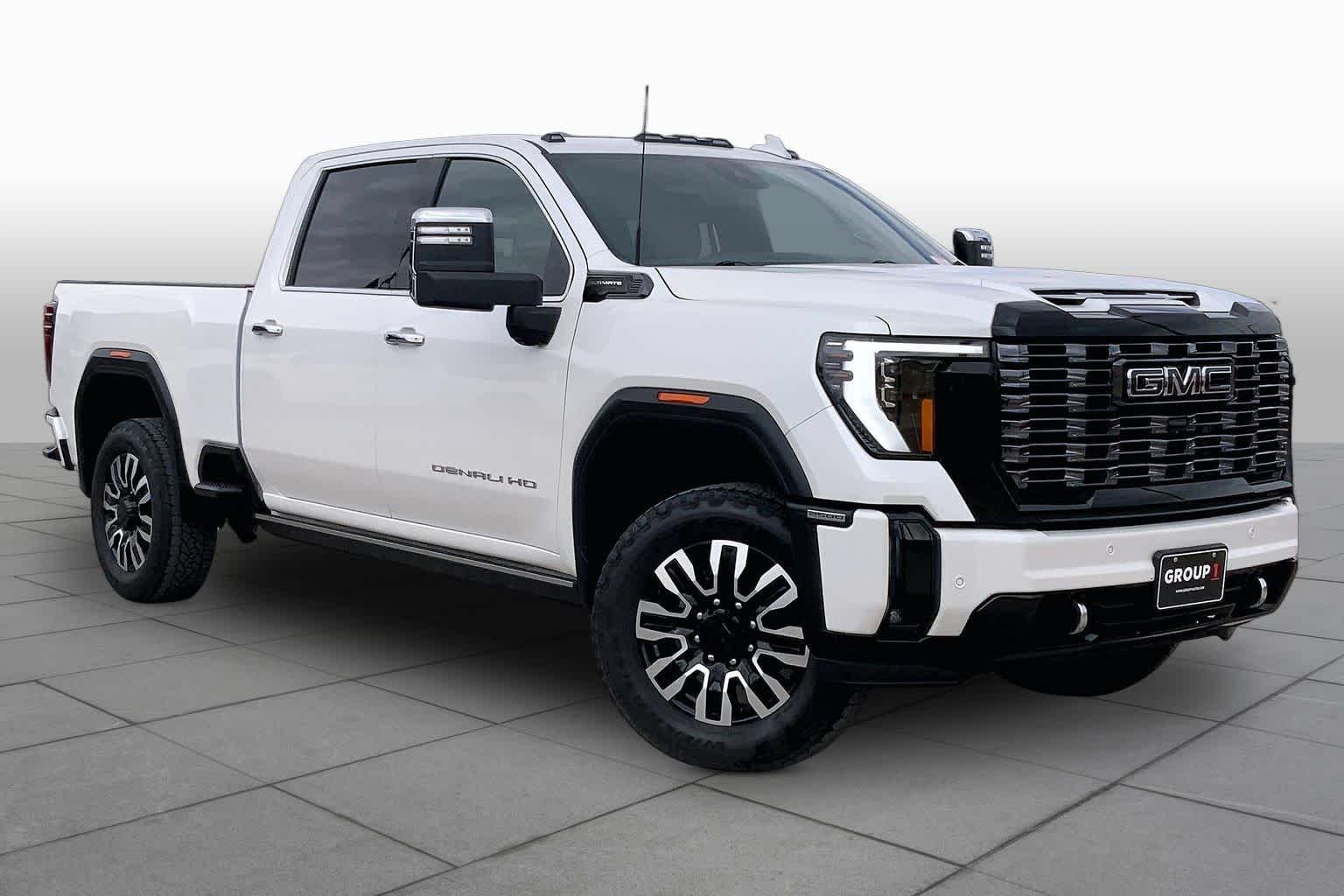 Used 2025 White Frost Tricoat GMC Denali Ultimate image 3