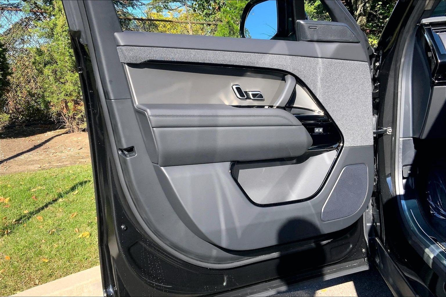 New 2027 Santorini Black Land Rover  SE P360 image 10