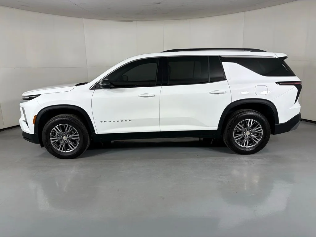 Used 2025 White Chevrolet LT image 5