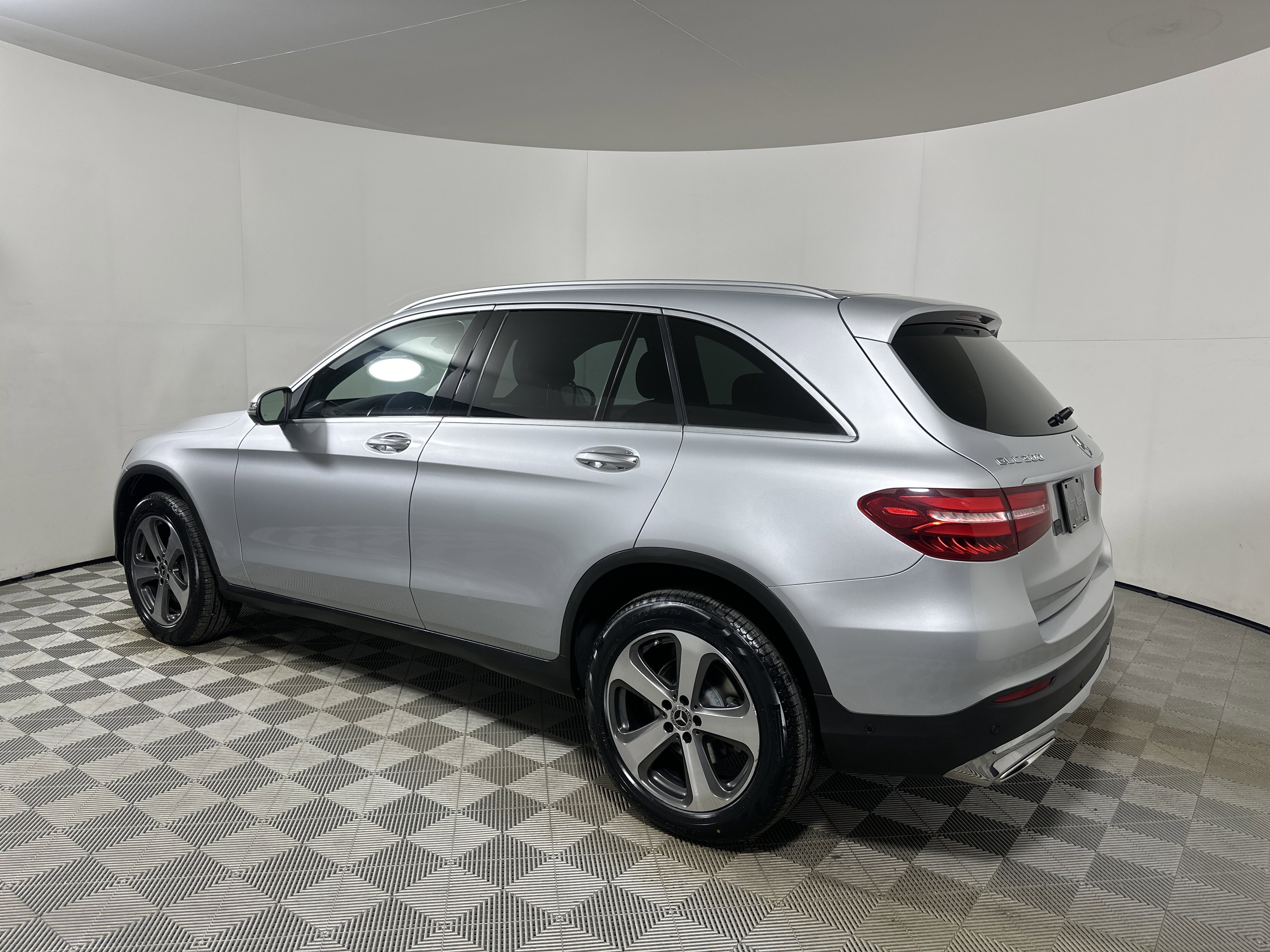 Used 2018 White Mercedes-Benz GLC 300 image 4