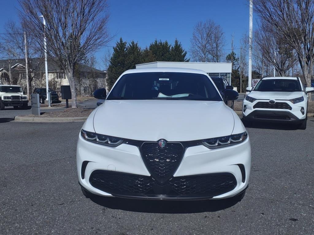 New 2025 Milano White Exterior Paint Alfa Romeo  image 2