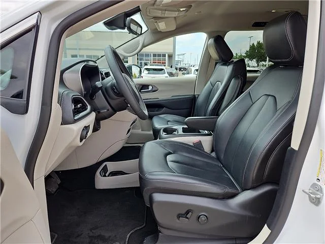 Used 2024 White Chrysler Select Front-Wheel Drive Passenger image 12