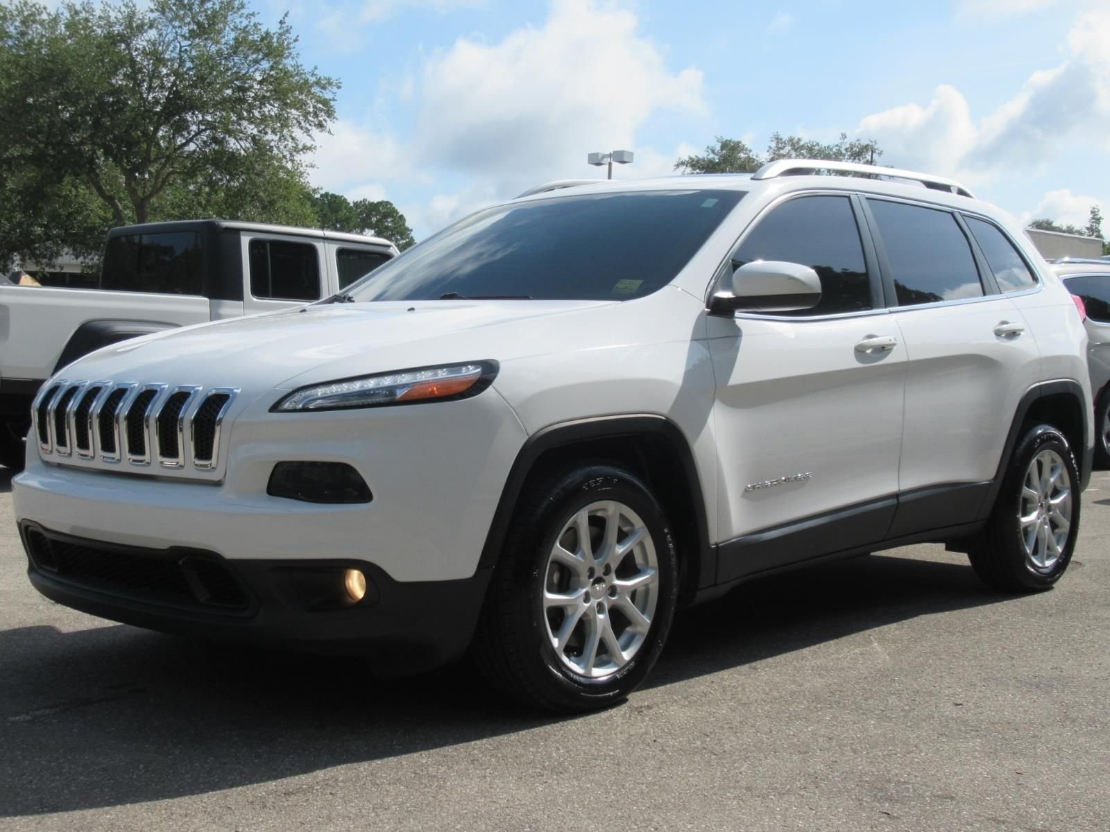 Used 2018 White Jeep Latitude Plus image 3