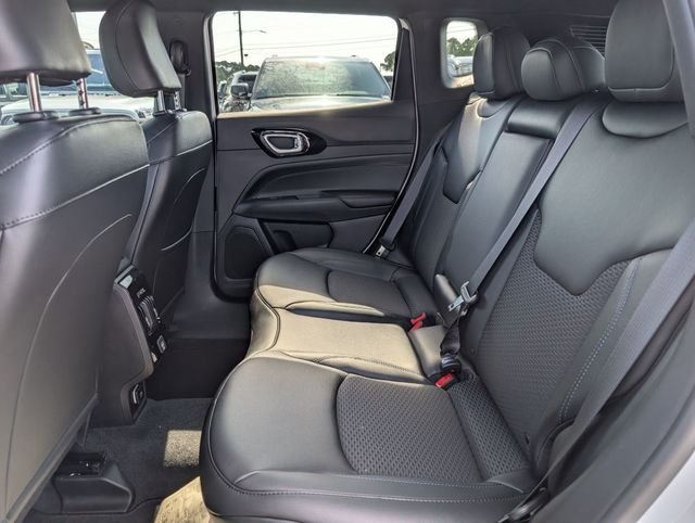 New 2026 Bright White Clearcoat Jeep Latitude image 25