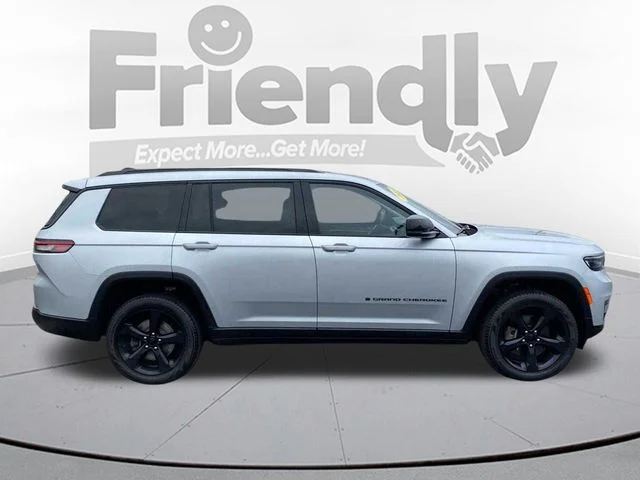 Used 2023 Silver Jeep Limited image 4