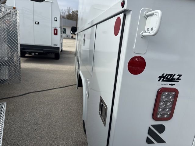 New 2025 Summit White Chevrolet 1WT image 5