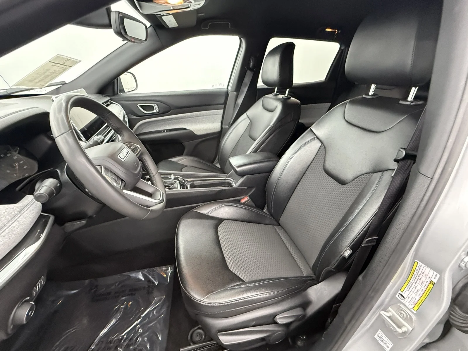 Used 2024 Silver Zynith Metallic Clearcoat Jeep Latitude 4X4 image 11