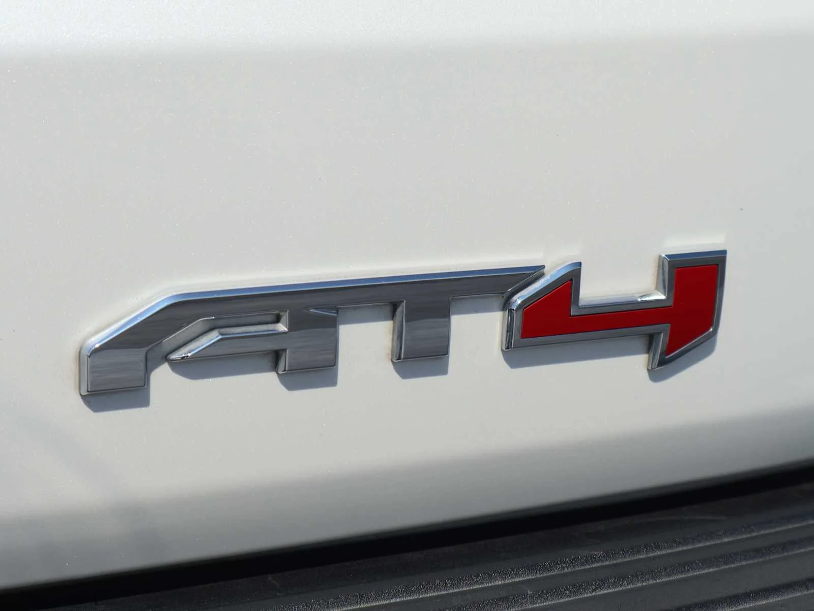 Used 2024 White Frost Tricoat GMC AT4 image 10