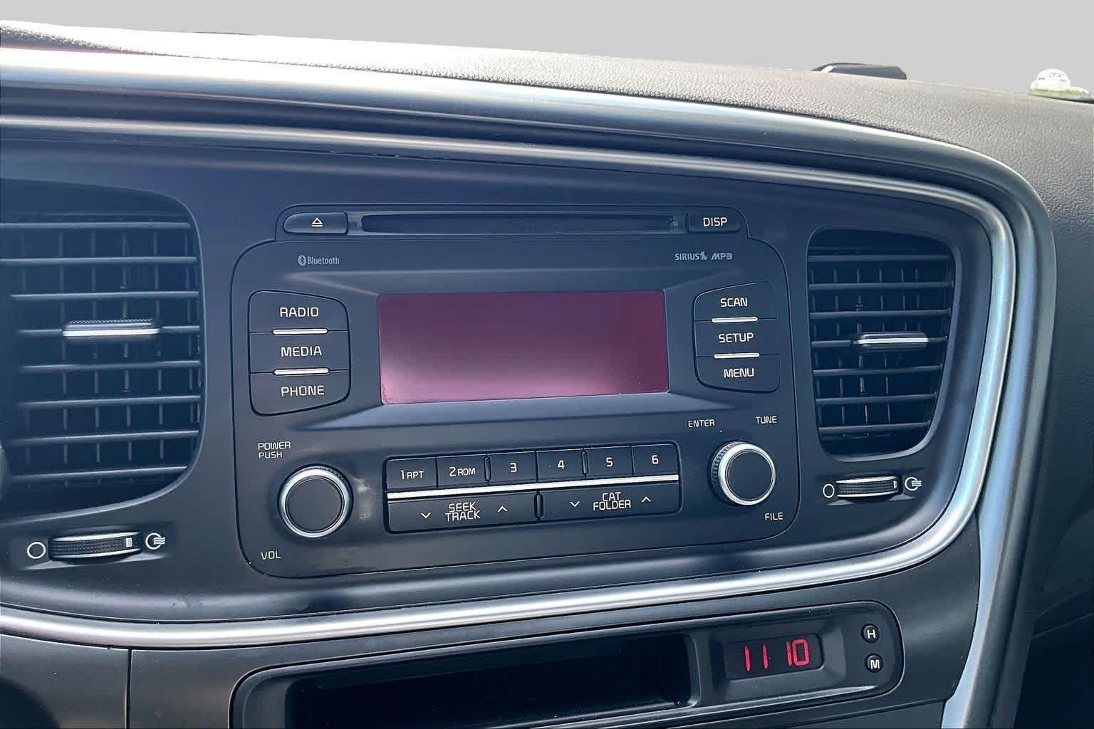 Used 2015 Sparkling Silver Kia LX image 29