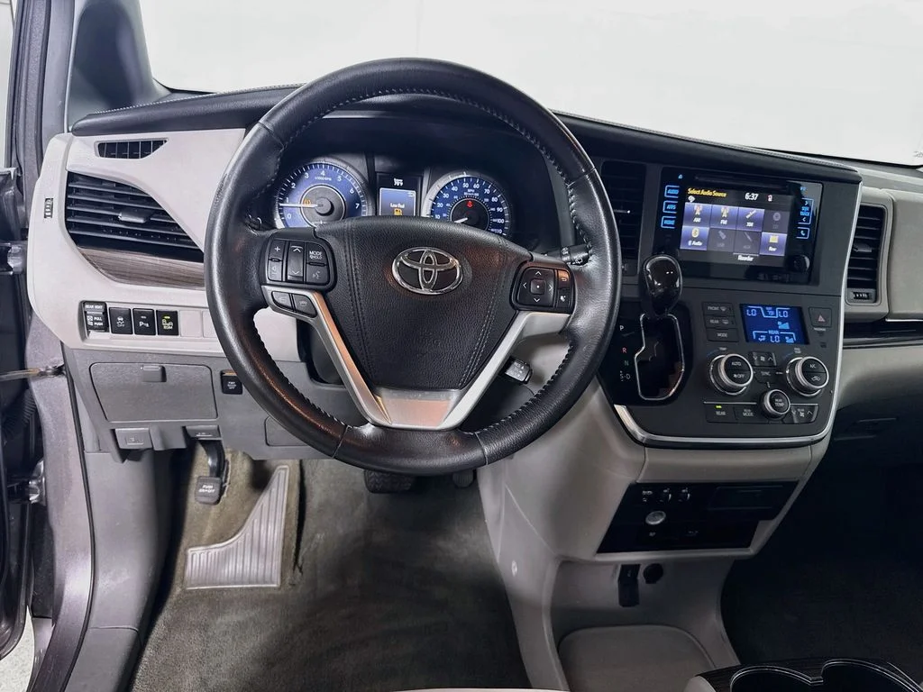 Used 2015 Predawn Gray Mica Toyota XLE Premium image 21