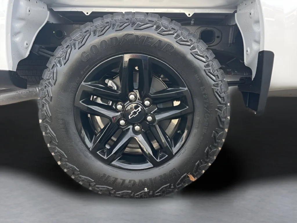 Used 2025 Summit White Chevrolet Custom Trail Boss image 36