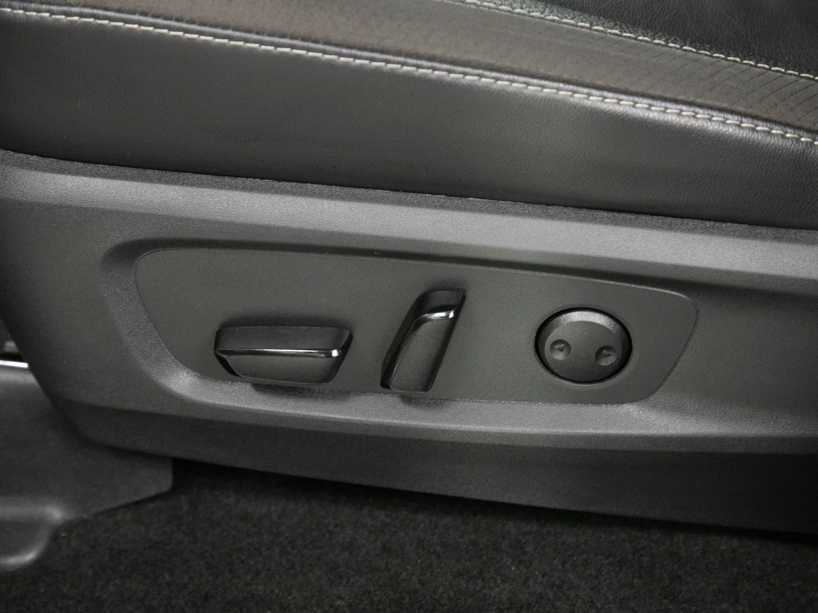 Used 2023 Pearl White Tricoat Nissan SL image 26