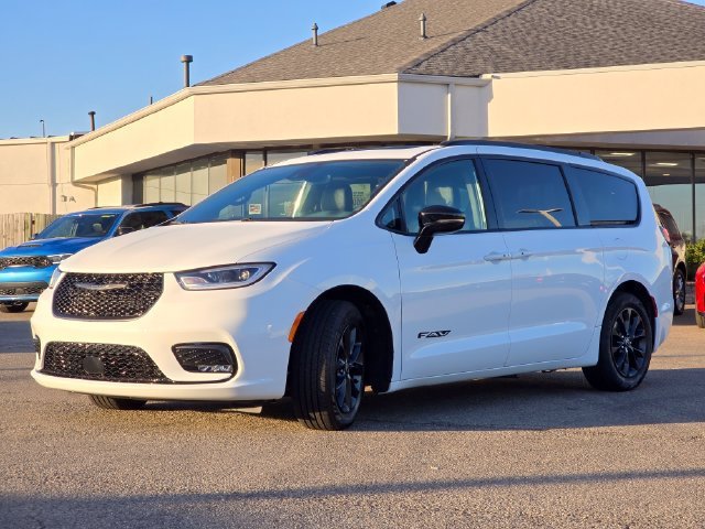Certified Used 2025 Bright White Clearcoat Chrysler Select image 22