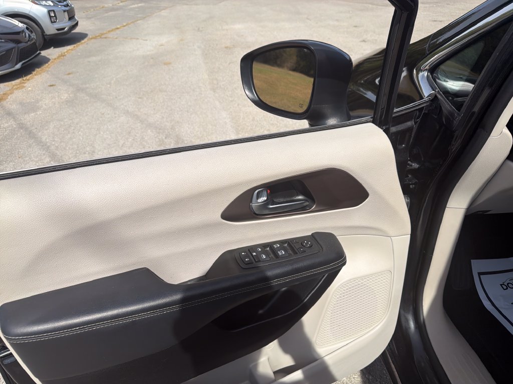 Used 2023 Black Chrysler LX image 11