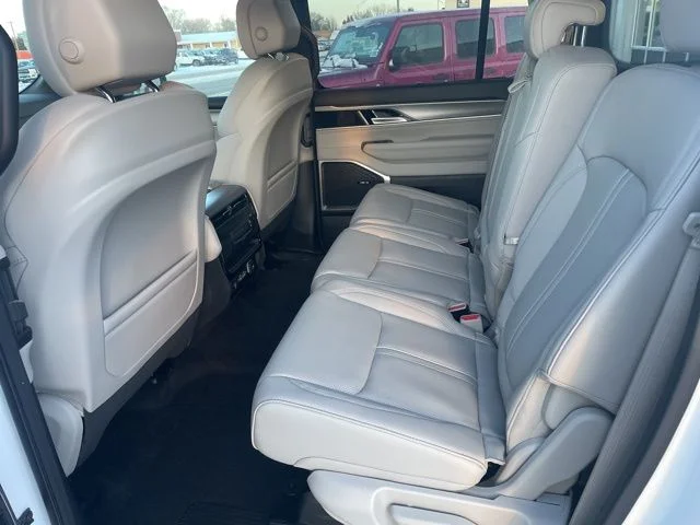 New 2025 Bright White Clear-Coat Exterior Paint Jeep Base image 6