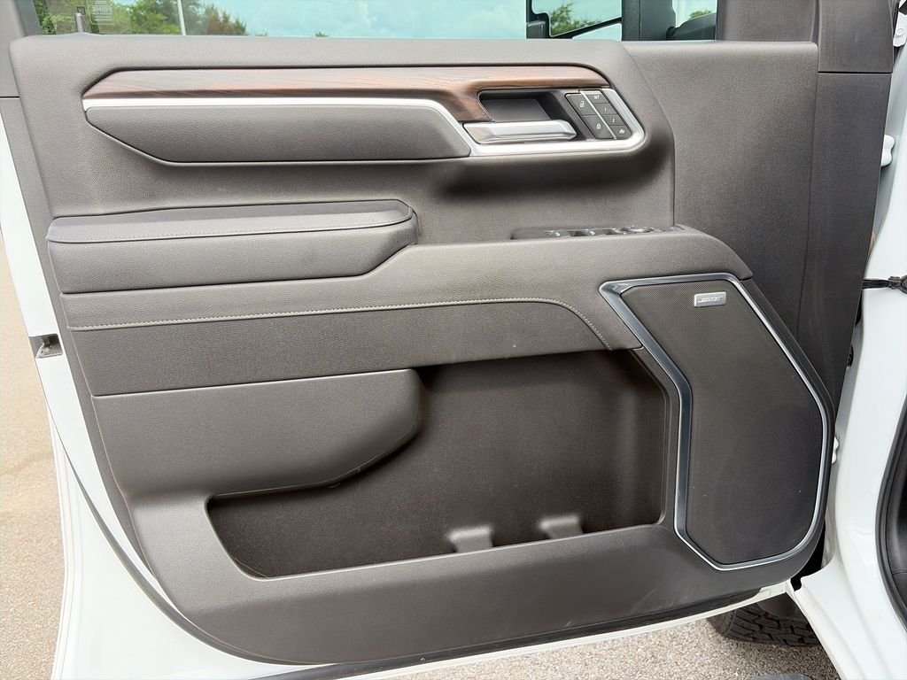 Used 2025 White GMC SLT image 23