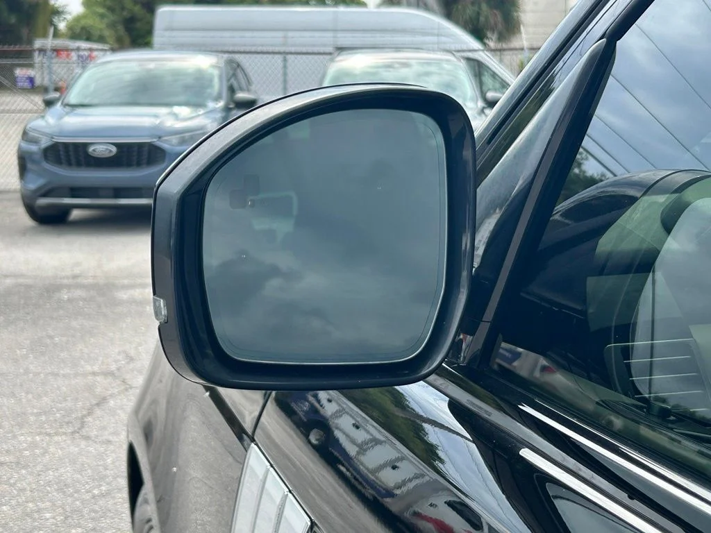 Used 2020 Santorini Black Land Rover HSE image 15