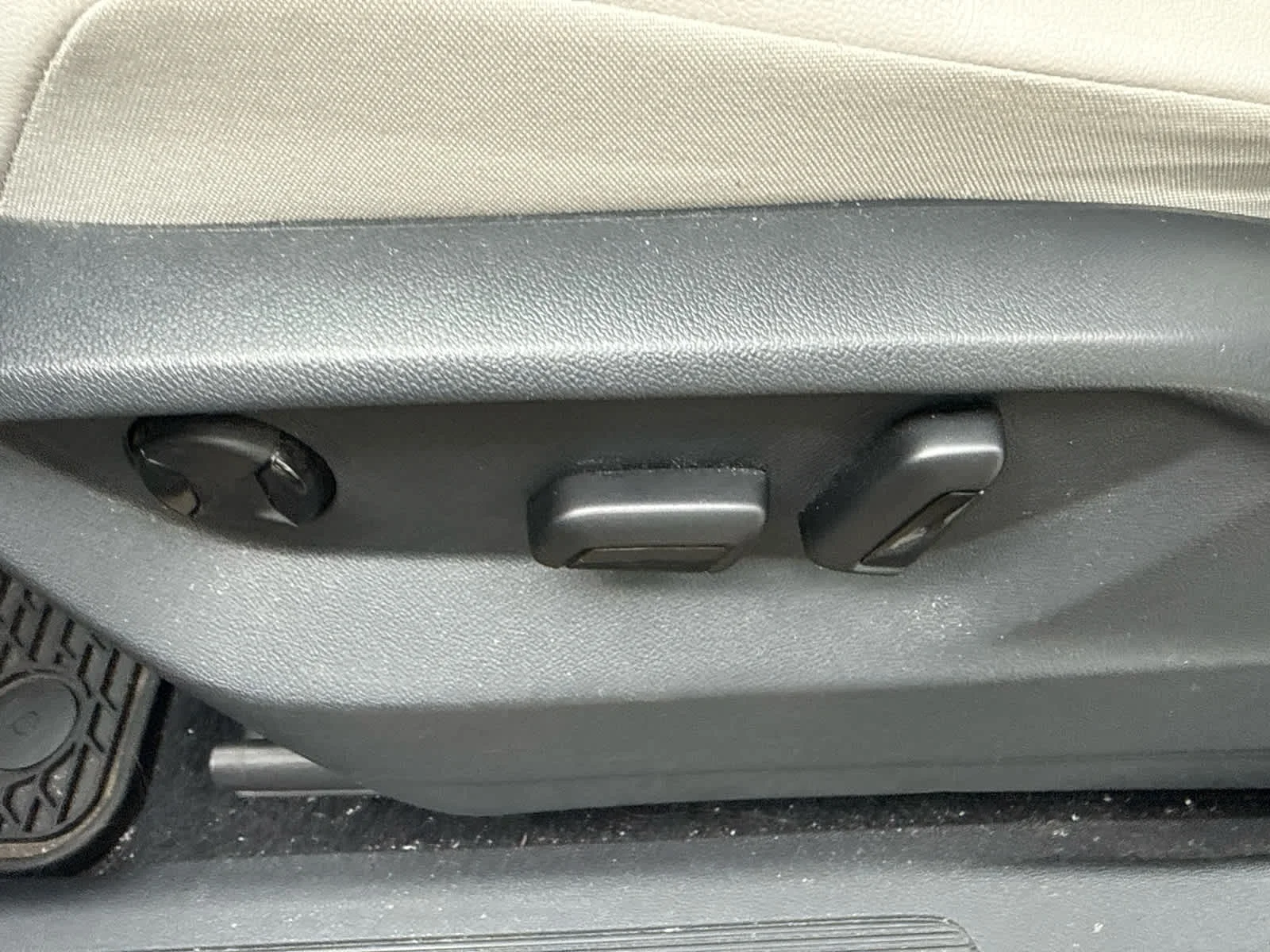 Certified Used 2021 Platinum Gray Metallic Volkswagen SE image 18