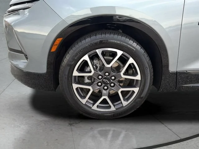 Used 2025 Sterling Gray Metallic Chevrolet RS image 26