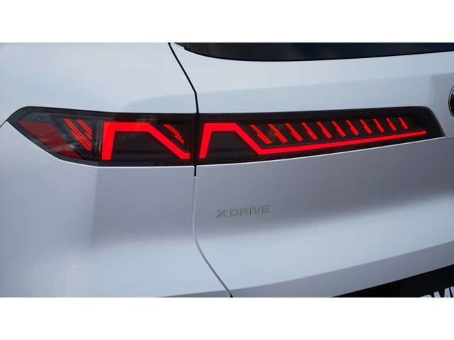 New 2027 Mineral White Metallic BMW 40 xDrive image 8