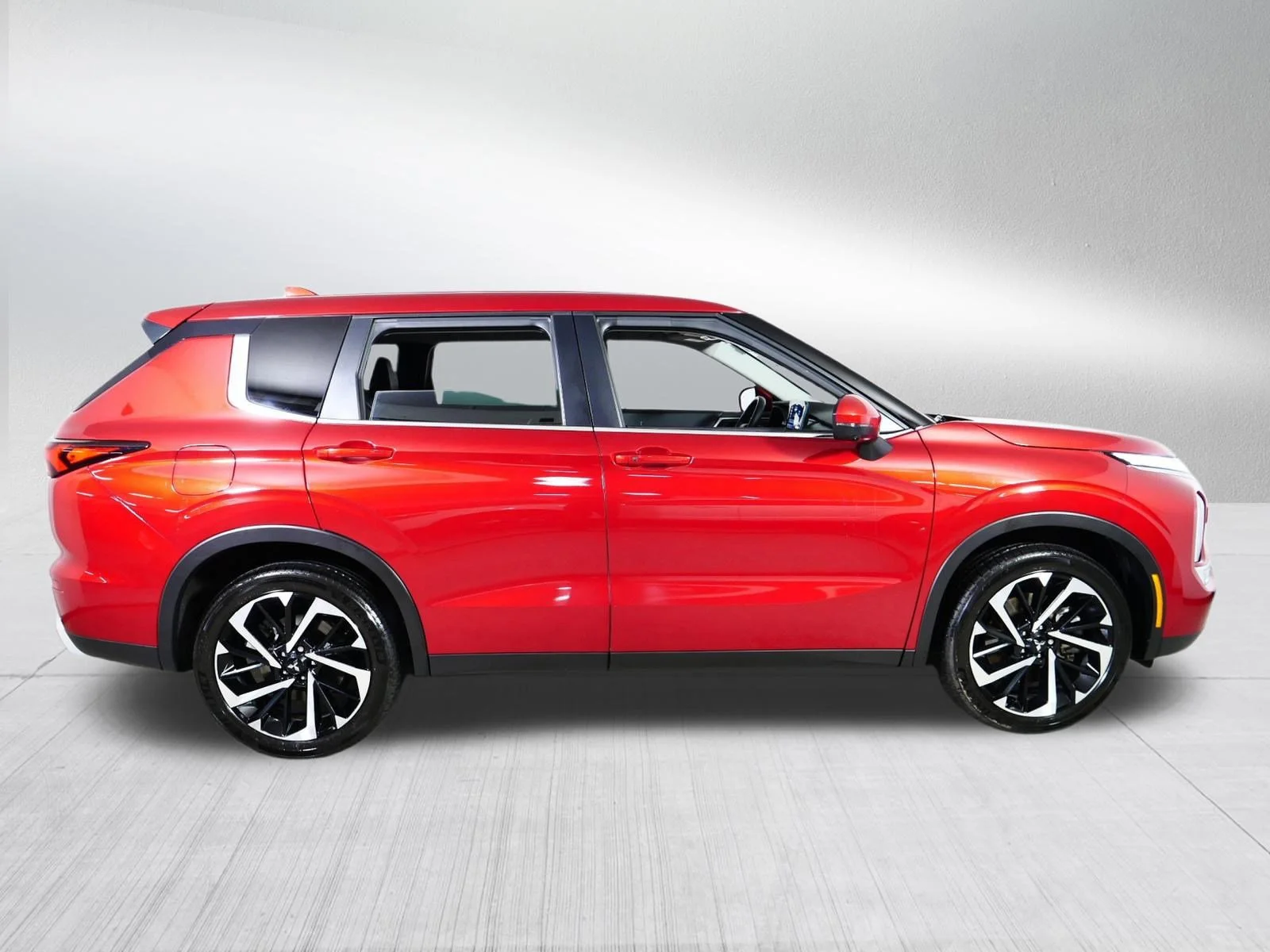 Used 2022 Red Diamond Mitsubishi SE image 8