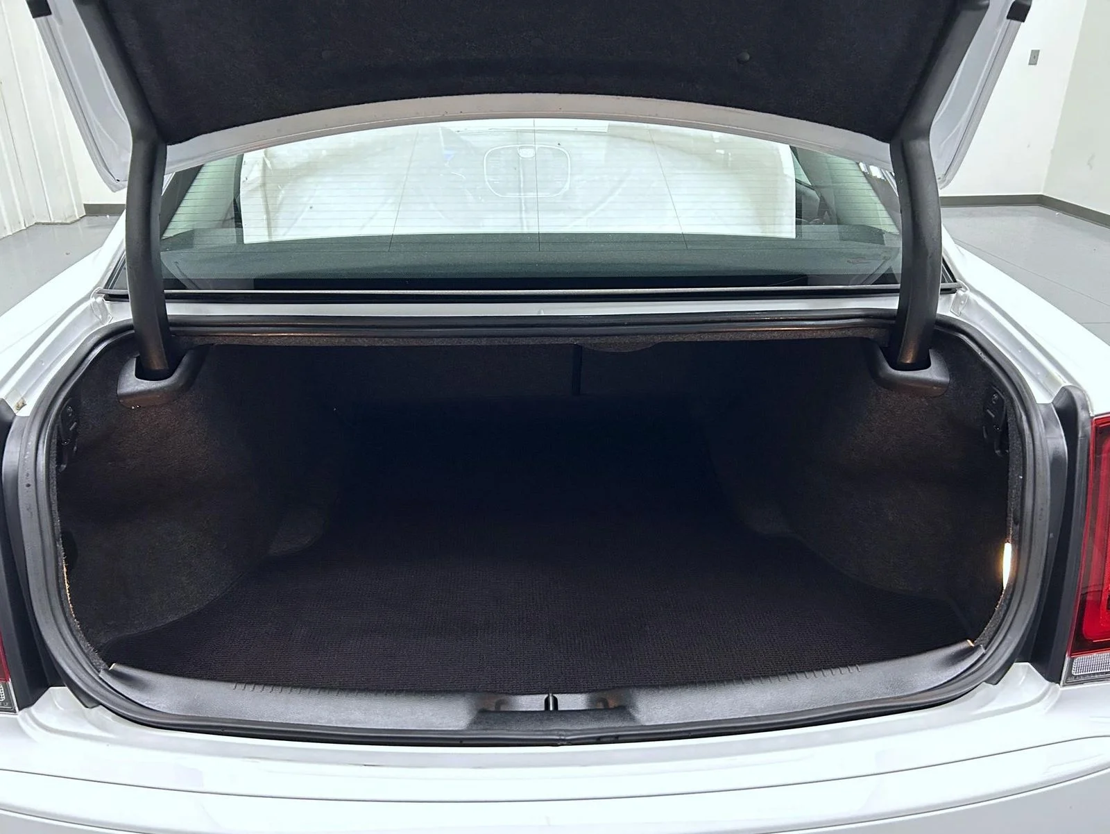 Used 2022 White Chrysler Touring image 21