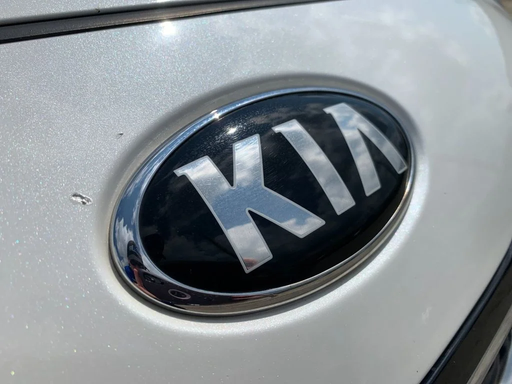 Used 2022 White Kia LX image 36