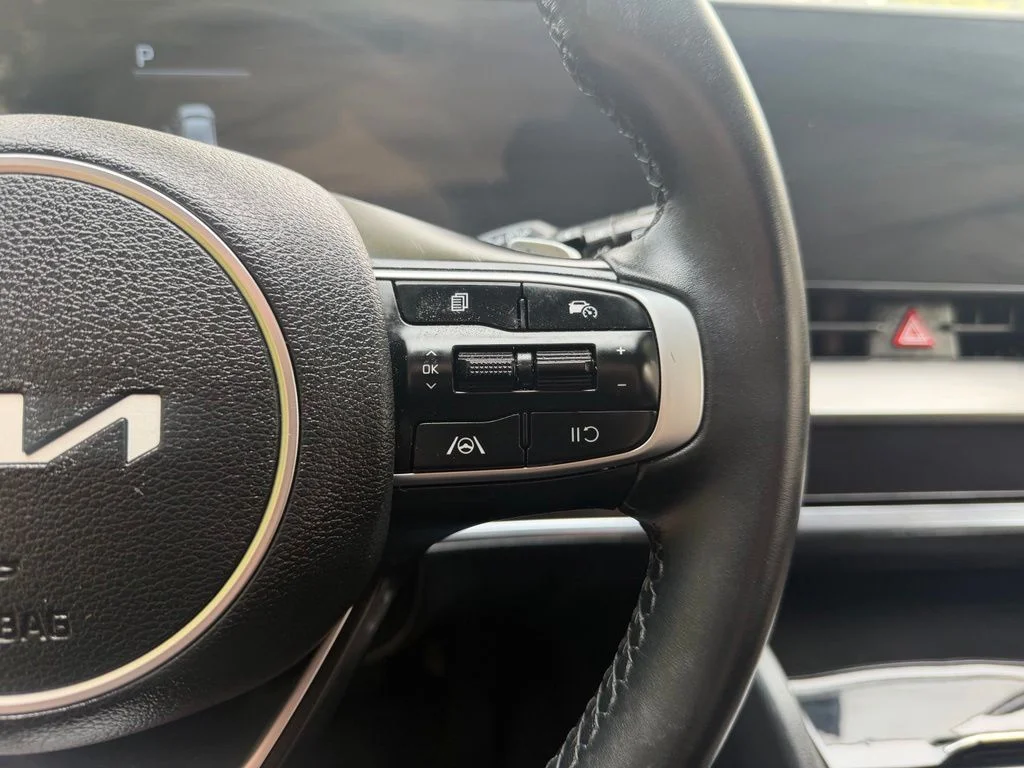 Certified Used 2025 Snow White Pearl Kia EX image 14
