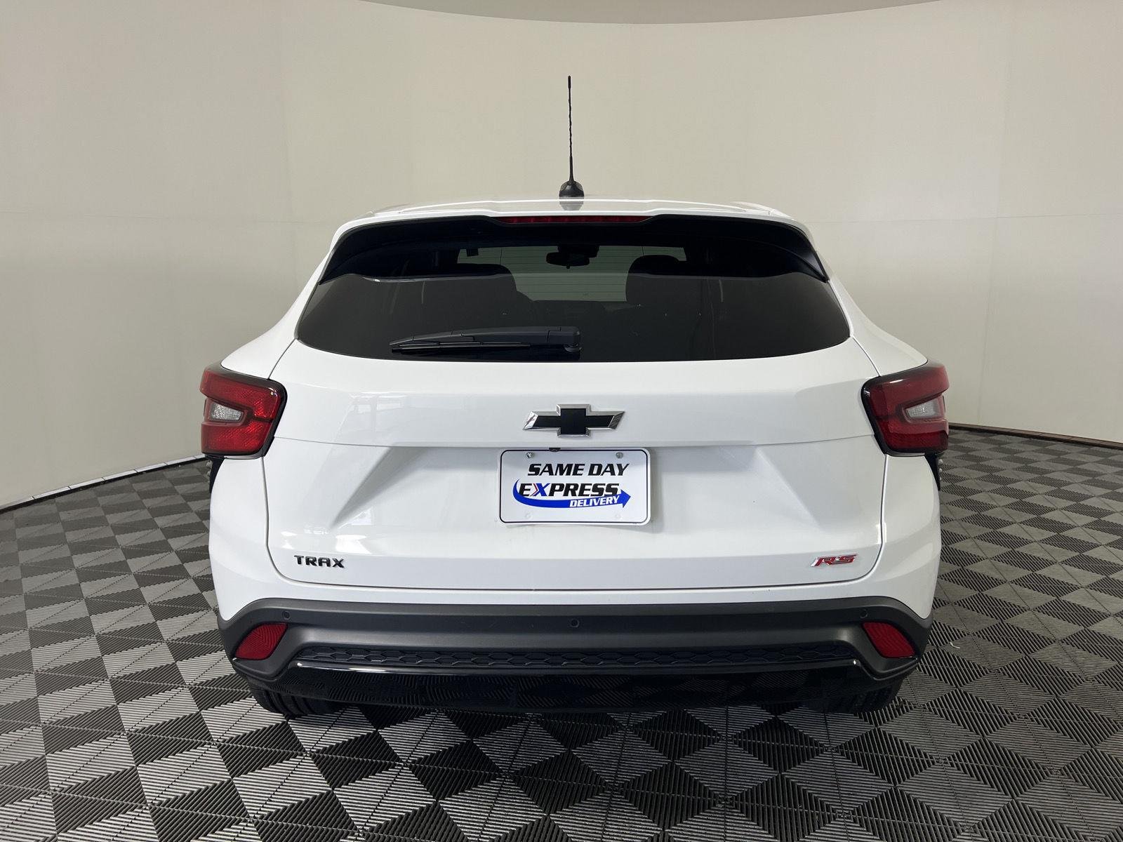 Used 2024 Summit White Chevrolet 1RS image 24