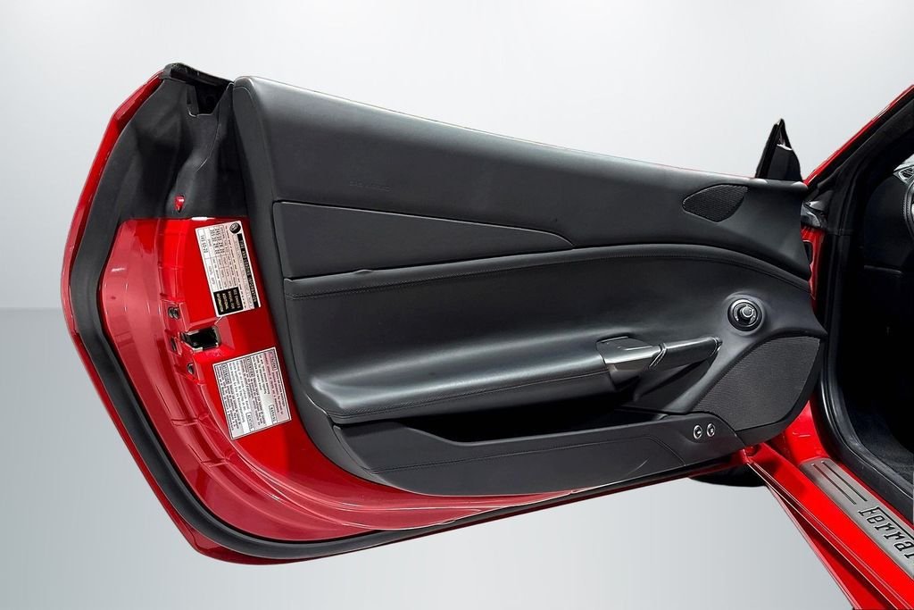 Used 2018  Ferrari  image 17