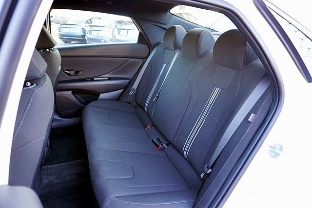 Used 2025 White Hyundai SEL Sport image 14