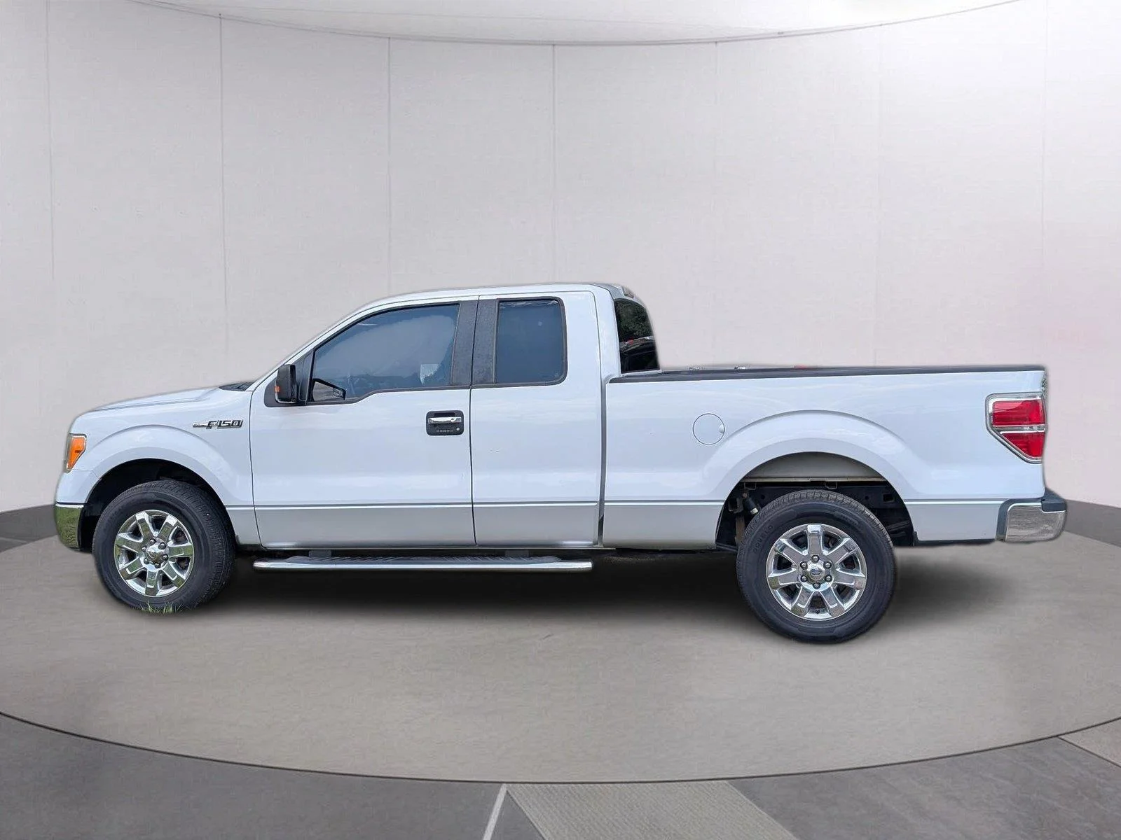 Used 2013 Oxford White/Ingot Silver Metallic Ford XLT image 2