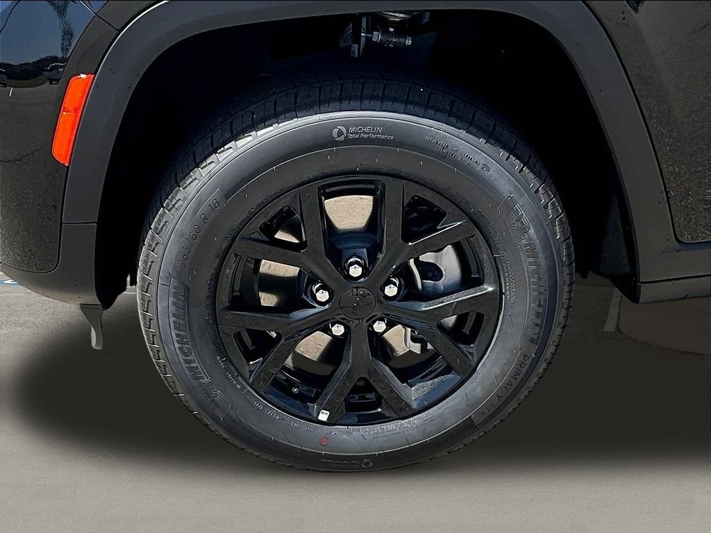 New 2026 Diamond Black Crystal Pearl-Coat Exterior Paint Jeep Altitude image 12